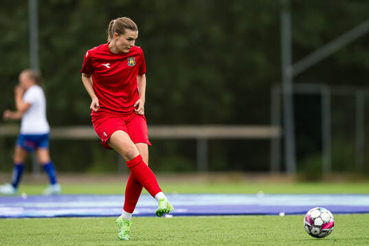 Julie Elise Hoff Klæboe of Røa warms up