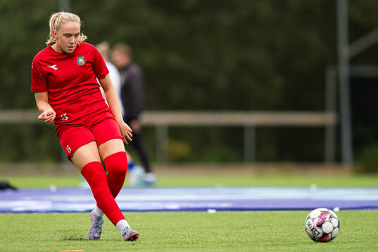 Mia Hambro Svendsen of Røa warms up
