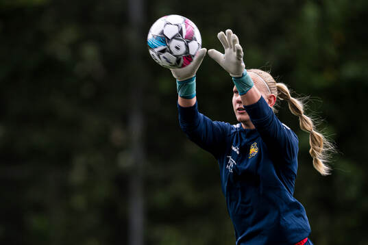 Louise Alexandra Högrell of Røa warms up