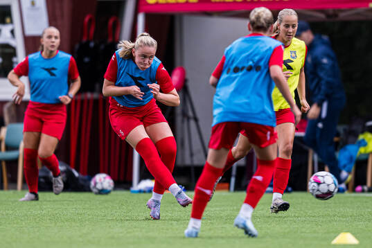 Mia Hambro Svendsen of Røa warms up