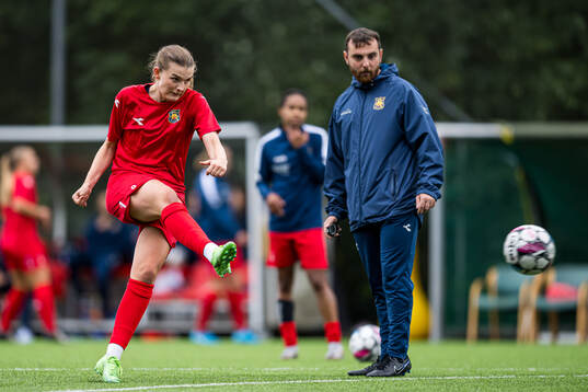 Julie Elise Hoff Klæboe of Røa warms up