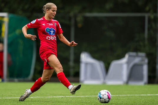 Mina Bell Folland of Røa missing a chance to score