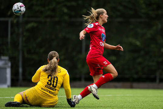 Mina Bell Folland of Røa missing a chance to score