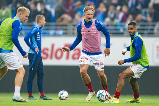 Sebastian Jarl of Vålerenga warms up