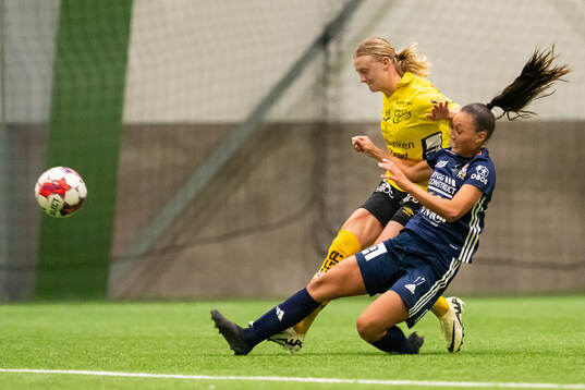 Elfsborgs Hanna Jiozon och P18s Vendela Karlsson