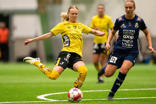 Elfsborgs Hanna Jiozon och P18s Minna Lindgren