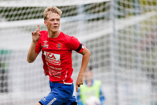 Bläddra bland fler bilder av Fotboll, Div 2, Västra Götaland, Varbergs GIF - Astrio