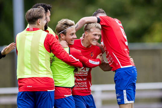 Varbergs Melwin Dahlin jublar med laget