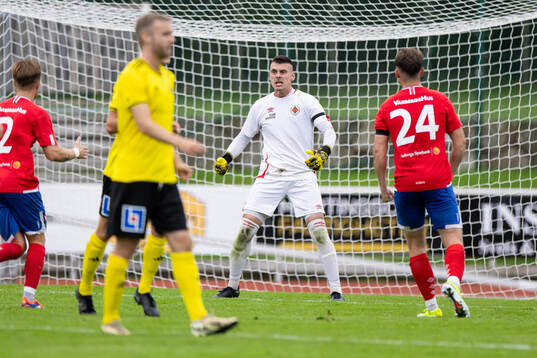 Varbergs målvakt Sebastian Ekholm jublar
