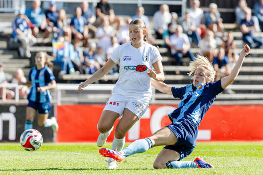 Växjö DFFs Emma Holmqvist och Djurgårdens Mimmi Larsson