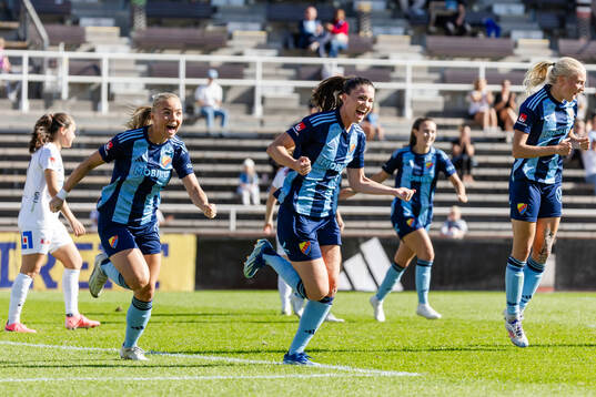 Djurgårdens Louise Hvarfner och Pauline Hammarlund jublar