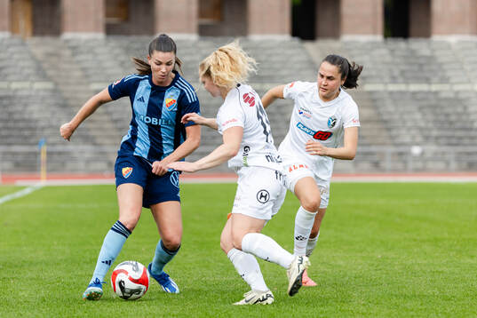 Djurgårdens Pauline Hammarlund och Växjö DFFs Sophia