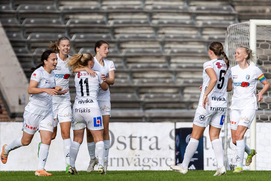 Växjö DFFs spelare jublar