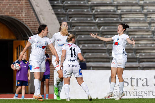 Växjö DFFs spelare jublar med Vasiliki Giannaka