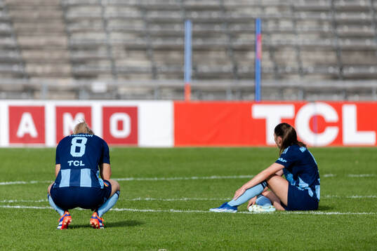 Djurgårdens Mimmi Larsson och Pauline Hammarlund deppar