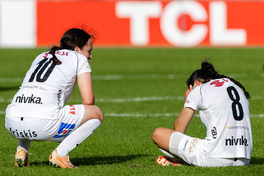 Växjö DFFs Victoria Svanström och Nesrin Akgun deppar