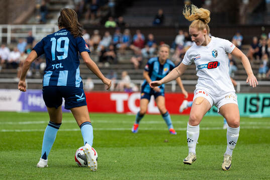 Djurgårdens Lucia Duras och Växjö DFFs Sophia Redenstrand