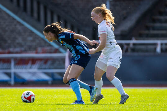 Djurgårdens Pauline Hammarlund och Växjö DFFs Sophia