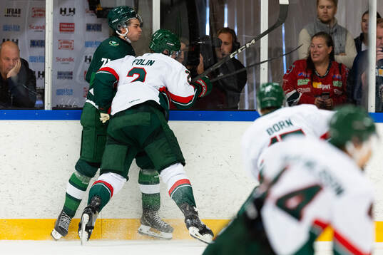 Frölundas Christian Folin tacklar Färjestads Viktor Lodin