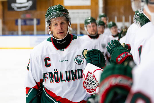Frölundas Max Friberg jublar med lagkamrater