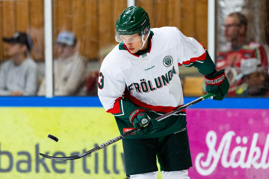Frölundas Albin Sundin innan ishockeymatchen i Strömstad