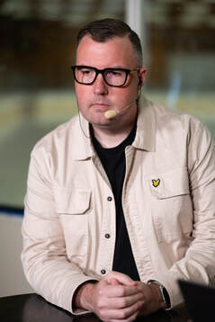 Expressens Johan Svensson innan ishockeymatchen i