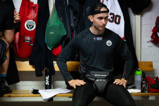 Frölundas målvakt Tobias Normann innan ishockeymatchen i