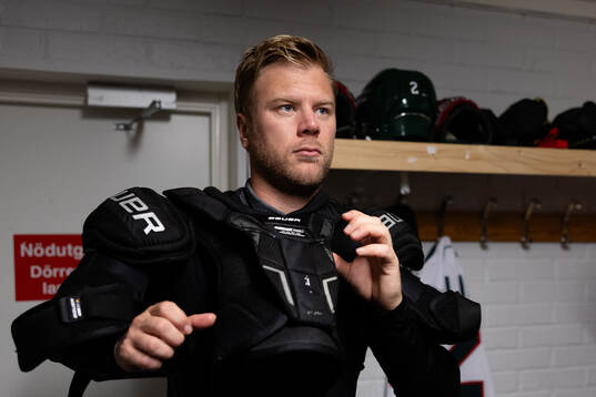 Frölundas Christian Folin innan ishockeymatchen i