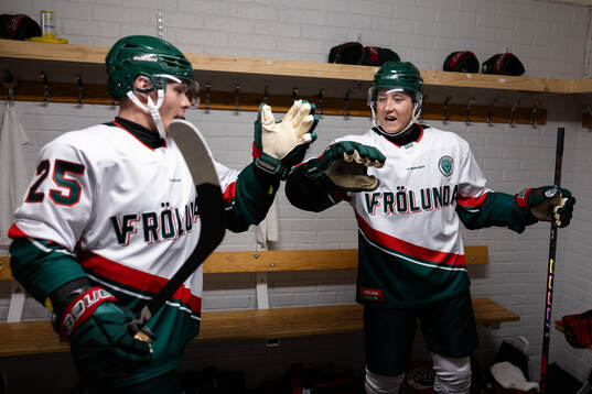Frölundas Arttu Ruotsalainen och Filip Hasa på väg ut