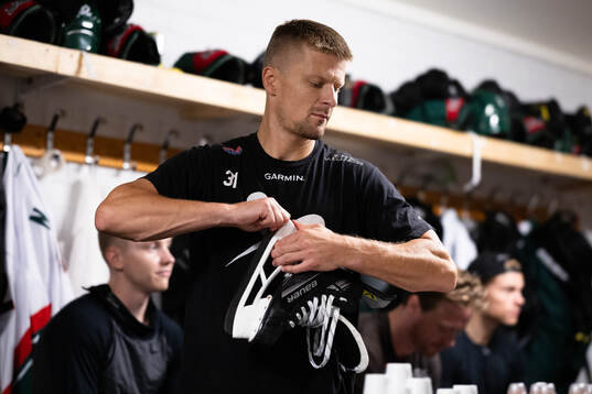 Frölundas Nicklas Lasu innan ishockeymatchen i Strömstad