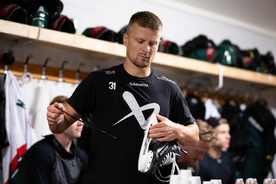 Frölundas Nicklas Lasu innan ishockeymatchen i Strömstad