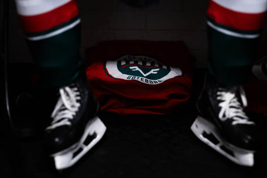 Frölundas klubbmärke på en bag innan ishockeymatchen i