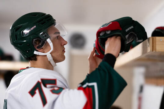Frölundas David Edstrom innan ishockeymatchen i Strömstad