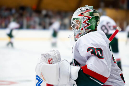 Frölundas målvakt Tobias Normann innan ishockeymatchen i