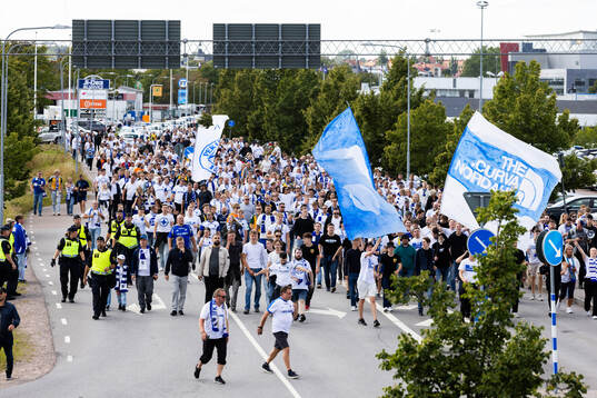IFK Norrköpings supportrar på väg till arenan