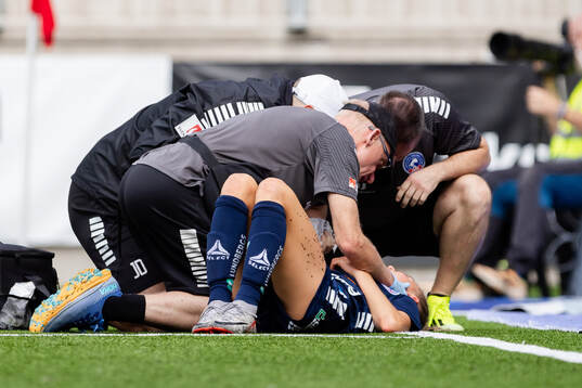 Linköpings Sara Eriksson  har ont