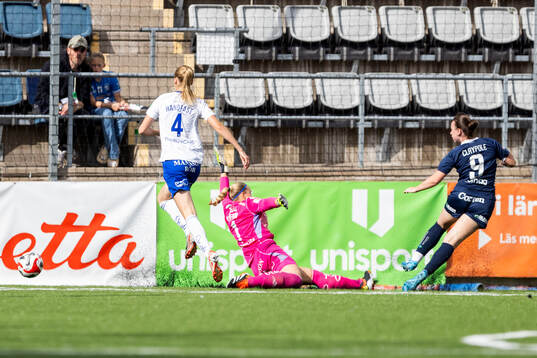 Linköpings Aimee Claypole gör 1-0 bakom IFK Norrköpings