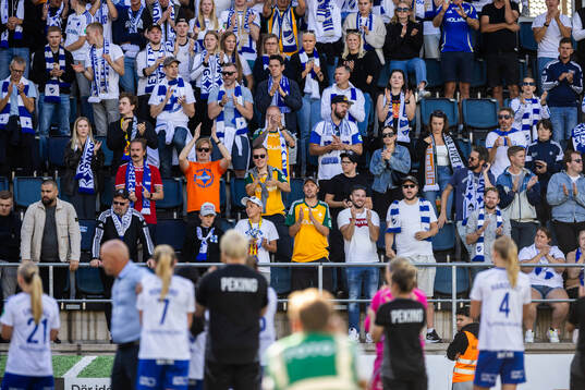 IFK Norrköpings spelare tackar publiken