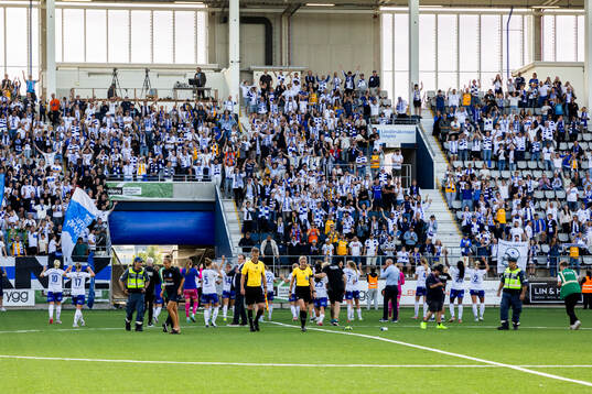 IFK Norrköpings spelare tackar publiken