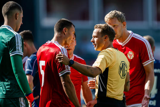 Domare Kristoffer Karlsson i samtal med Kalmars Melker