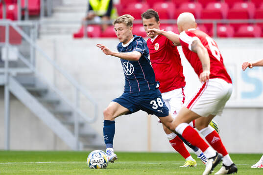 Malmö FFs Hugo Bolin i en kamp mot Kalmars Simon Skrabb