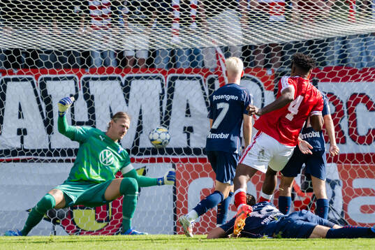 Kalmars Vince Osuji gör 2-1 bakom Malmö FFs målvakt