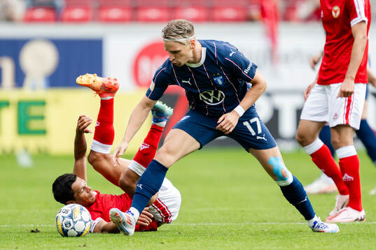 Kalmars Romario Pereira Sipiao och Malmö FFs Jens Stryger