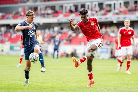 Malmö FFs Erik Botheim och Kalmars Vince Osuji