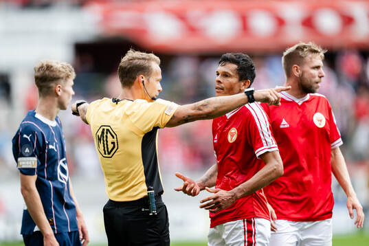 Domare Kristoffer Karlsson och Kalmars Romario Pereira