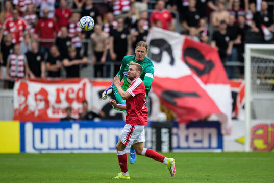 Malmö FFs målvakt Johan Dahlin och Kalmars Jonathan Ring