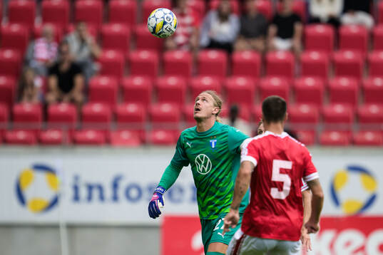 Malmö FFs målvakt Johan Dahlin och Kalmars Melker Hallberg