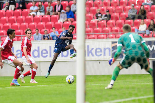 Malmö FFs Taha Ali och Kalmars målvakt Samuel Brolin