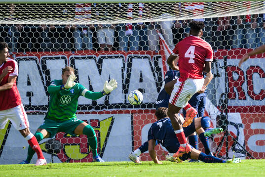 Kalmars Vince Osuji gör här 2-1