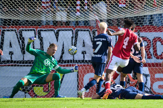 Kalmars Vince Osuji gör här 2-1